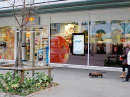 schweiz coop pronto testet jetzt digital signage im schaufenster invidis