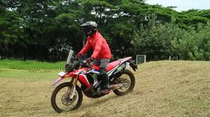 Nonton online di vidio rekaman video seorang pria mengendarai sepeda motor tanpa memegang setang. Trik Dasar Banyak Yang Tak Tahu Cara Naik Motor Trail Otomotif Liputan6 Com
