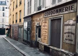 Un #confinement dur de la capitale française pendant au moins 3 semaines n'est qu'une hypothèse mise sur la table des discussions à venir avec le gouvernement. Paris Streets Stuck In Confinement And In 1942