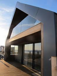 Dach Und Wande Bilden Eine Einheit Durch Fassadenverkleidung Bilden Dach Durch Eine Einheit Fassadenve Fassade Haus Architektur Haus Haus Architektur