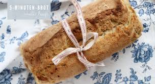 Hitze auf 150 °c reduzieren und weitere 30 minuten fertig backen. Rezeptidee 5 Minuten Brot Und Selbstgemachte Krauterbutter Lavendelblog