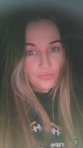 A woman with no eye lashes no makeup But with natural beauty Bless us with  a pic