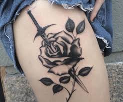 Wenn der tätowierer weniger abend für das skizzieren der tätowierung benötigt hat er weniger arbeitsaufwand und der gesamtpreis für das tattoo kann sinken. 20 Schwert Tattoo Motive Und Ihre Symbolische Bedeutung