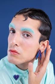 Eva Burton presenta su colección de joyería contemporánea Chromotopia