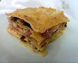 L'ultimo stato coprire con grana abbondante. Lasagne Con Radicchio E Salsiccia