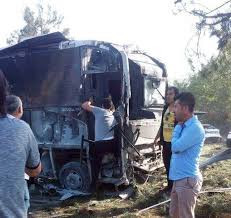 Diyarbakır emniyet müdürlüğü'nün bağlar ilçesindeki ek binası yakınlarında büyük bir patlama meydana geldi. Diyarbakir Da Polis Servisine Bombali Saldiri 15 Polis Yarali Haberi