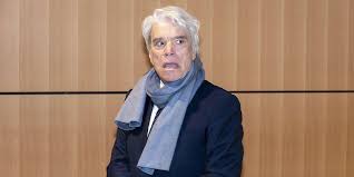 It's a profile of bernard tapie, a wealthy man who rises and falls spectacularly in french society and may be on the rise again; All About Fussballmanager Bernard Tapie