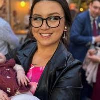 Danielle Parrott's Instagram, Twitter & Facebook