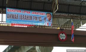 Kain rentang yang ditangkap tinggi di bayu pagi. Kain Rentang In English Kain Rentang Isu Santan Jadi Usikan Satu Kain Rentang Didakwa Mempunyai Unsur Provakasi Mencetuskan Ketegangan Di Antara Penyokong Pakatan Harapan Ph Dan Barisan Nasional Bn Di