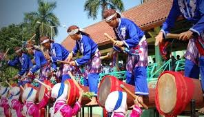 Ada lima jenis topeng utama yang dipakai pada pertunjukan tarian ini yang disebut dengan istilah topeng panca wanda. Unik Tari Rampak Bedug Sejarah Asal Gerakan Properti Pola Lantai