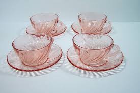 Set Of 4 Cups And Saucers Pink Glass Arcoroc Vintage Made In France Avec Images Tasse Et Soucoupe Etsy Soucoupe