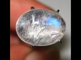 Batu biduri bulan berwarna abu abu yang dikenal juga dengan nama gray moonstone dipercaya bisa membuka sekaligus menyingkap tabir mistis sehingga pemilik. Batu Biduri Bulan Biru Serat Artistik 4 93 Carat Youtube