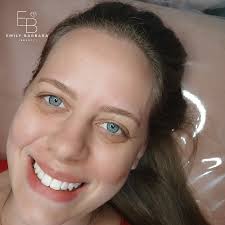 Ela chegou loira natural, com olhos azul céu, buscando um resultado  delicado... Queria uma henna natural e discreta, mas trazia aquele receio  por já não ter tido uma boa experiência antes. O