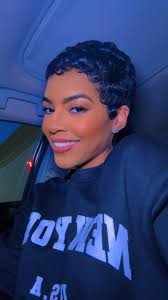 It's giving…90s baddie The loc journey was fun while it lasted but I had to  go back to my old stomping grounds 😆 🌺 💇🏽‍♀️