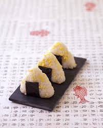 Onigiri De Riz Aux Oeufs Brouilles Cuisine Japonaise Recette En 2020 Recettes De Cuisine Cuisine Japonaise Recette
