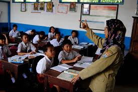 Mata pelajaran bahasa inggris diarahkan untuk mengembangkan 45 Gambar Ilustrasi Guru Mengajar Terbagus Lingkar Png
