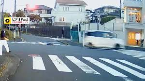 ライブドアニュース on X: 【衝撃】息子の車に母親が数百m引きずられる、犬のリードがひっかかり気付かず発進か 神奈川  t.cozN6A8EkeLD 車が女性を引きずりながら走っているところを複数人が目撃。女性は車を運転していた男性の母親。母親は犬を車に乗せたが  ...