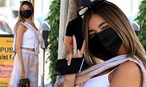 Tons of awesome madison beer wallpapers to download for free. Madison Beer Flaunts Her Midriff In Crop Top As She Flashes A Peace Sign During A Lunch Date Daily Mail Online