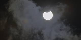 Am donnerstag knabbert der mond die sonne an. Pacqknuog3562m