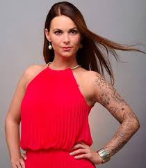 Peter was born in 1932, in sevenoaks kent england. Bachelor 2016 Kandidatin Denise Bachelor 2016 Kandidatinnen Welche Frauen Buhlen Dieses Mal Um Die Rosen Cosmopolitan