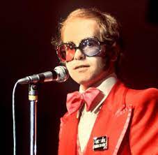 Nachdem der film bereits im januar 1975 in 30 britischen testkinos gelaufen war, versammelten sich am abend des 13. Konzert Elton John Lasst Ein Bad Voller Erinnerungen Ein Welt