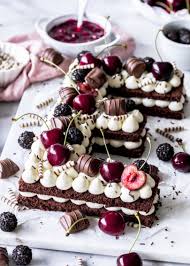 Recette De Gateau Aux Lettres Cerise De La Foret Noire Avec Biscuit Au Chocolat Carol Recetteschocolat Recette Gateau Idee Gateau Cerise Au Chocolat