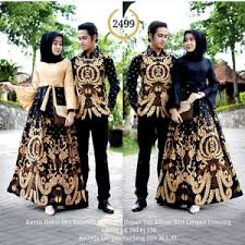 Agar tidak repot untuk membenarkan bentuk selendang, kamu bisa membuat model selendang yang menyatu dengan salah satu sisi kebaya. 97 Contoh Baju Batik Couple Orang Gemuk Kekinian Modelbaju Id
