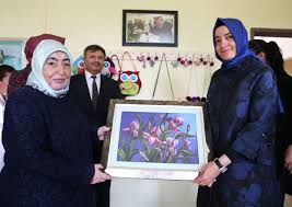 Kemal kılıçdaroğlu'nun danışmanı tebessüm koçakcı'nın annesi ve şarkıcı semiha yankı, binali yıldırım'ın eşi semiha yıldırım'a hakaret etti. Basbakan Binali Yildirim In Esi Semiha Yildirim Sayfa 8 Trt Haber Foto Galeri