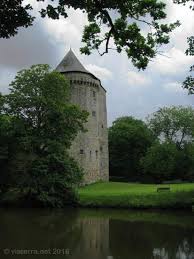 Le Donjon De Fougeray Ou Tour Duguesclin Vestige D Un Chateau Des Marches De Bretagne Qui A L Origine Comportait 9 Tours Le Manoir Chateau Bretagne
