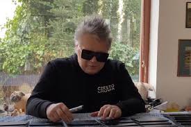 Zygmunt muniek staszczyk (born november 5, 1963 in częstochowa) is a polish vocalist, founder, bandleader and initially also bassist of t.love. T Love Wraca Muniek Staszczyk Zdradzil Szczegoly Reaktywacji Eskarock Pl
