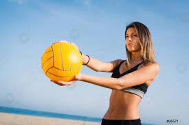 En effet, le règlement de la ligue stipule qu'aucune signature de contrat ne peut intervenir avant les 18 ans de la joueuse en question. Belle Joueuse De Beach Volley Feminin Servant La Balle Stock Photo Crushpixel
