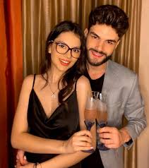 Edward sanda a încercat să lămurească acest lucru precizând că au prieteni foarte buni care îi susțin și care le sunt aproape în ziua cea mare din viața lor. Edward Sanda Photos Facebook