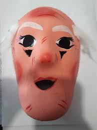Los danzantes llevan la cara cubierta con máscaras hechas de madera o pasta de caña que representan el rostro de ancianos sonrientes. Mascara Baile Anuncios Julio Clasf
