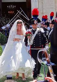 I cittadini stranieri possono sposarsi validamente in italia, sia scegliendo il rito civile italiano che scegliendo invece un rito religioso di qualunque tipo, purché. Nozze Tra Carabinieri Italy Wedding Romantic Italy Kate Middleton Wedding Dress