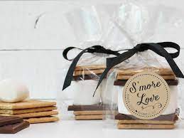 It's a brand new year and our wedding experts are bringing you brand new wedding gift ideas. 25 Winter Wedding Favors Guests Will Get Excited About