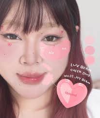 Lilybyred คอลใหม่ MIX TAPE EDITION 🎧📼💗ทำโทนชมพูเลย ละบลัชคอลนี้ทำมา 2  ฝั่ง เบอร์ 02 ชมพูติดพีช warm tone ชมพูที่ถูกต้อง ปัดละแก้มนัวๆ  สีน่ารักจริง ปัดวนๆ ก็ได้ ปัดสีอ่อนหน้าแก้ม แล้วสีชมพูลงผสมก็ได้  อันนี้ต้องตำอ่ะ ทำมาดีจริง ฝั่งลิปจะเป็นเนื้อทิ้น ...