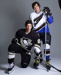 Es ist zeit, cooles eishockey zu spielen Alexander Ovechkin And Sidney Crosby Pose Together During A Pittsburgh Penguins Hockey Penguins Hockey Caps Hockey