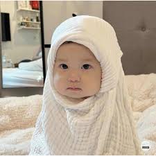 Biểu cảm đáng yêu của bé Pam trên ốp điện thoại iPhone 14