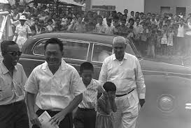 Chee soon juan driving his daughter to school, as a tender piano score plays in the background. Pm Lee Posts About Father S Day Makes No Mention At All About The Family Feud Revolving Around His Own Dad Coconuts Singapore