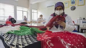 Yüz yüze eğitim ise okullarda/kurumlarda akşamları, hafta sonları, yarıyıl ve yaz tatillerinde yapılabilmektedir. Nsmdihnj50ro7m