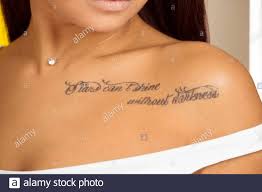 # wo genau verlaufen tattoos unter der brust? Tattoo Am Korper Der Frau Sterne Nicht Glanz Ohne Dunkelheit Uber Der Brust Unter Der Schulter Bild Horizontal Korperteil Ohne Gesicht Stockfotografie Alamy