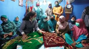 Kain songket palembang disulam menggunakan benang berwarna. Selain Songket Ada Sulam Angkinan Jadi Kain Khas Sumsel Suara Sumsel