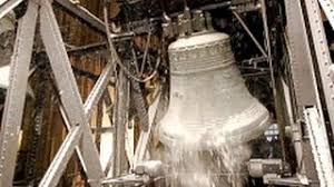 Primul clopot montat în turla clopotniță a catedralei patriarhale a răsunat miercuri, 24 octombrie 2018, pe dealul arsenalului, cu o lună înainte montarea clopotelor pe structura metalică deja confecționată și amplasată în turla clopotniță a catedralei mântuirii neamului a început miercurea aceasta, după. Clopotele Catedralei Mantuirii Neamului Au Fost Aduse In Romania Chipul Patriarhului Daniel Este Incrustat Pe Toate Cele Sase Clopote