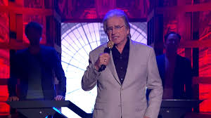 Daarin worden zoals je wellicht wel weet tal van bn'ers nagedaan door o.a. Lee Towers Krijgt Lachers Op Zijn Hand Als Lee Flowers Never Walk On Bollenvelden Show Ad Nl