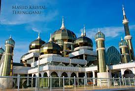 Masjid ini dilapisi dengan baja, kaca dan kristal yang merupakan tiga bahan utama dalam pengembangan arsitektur yang megah ini yang memberinya nama. Lukisan Masjid Kristal Cikimm Com