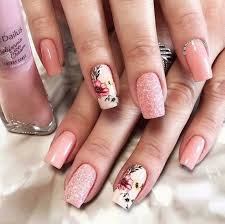 Empezamos con las tendencias 2020 de uñas decoradas de pies donde se mezclan colores, técnicas y estilos como es este modelo en rosa, con francesa en rosa oscuro y piedras! Delicadeza E Muito Luxo Unas Naturales Decoradas Unas Pies Decoracion Disenos Lindos De Unas