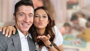 Robert lewandowski familie er gilt weithin als einer der besten stürmer der welt sowie als einer der besten spieler in der geschichte der bundesliga, was seine positionierung, technik und sein finish … Robert Lewandowski So Sieht Man Ihn Nur Selten Hier Spielt Der Bayern Star Mit Seinen Kindern Bunte De