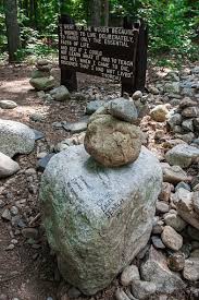Foto De Walden Cabine Site De Pedras Erguido Como Monumento Funerario De Pedras Thoreau Cotacao E Mais Fotos De Stock De Henry David Thoreau Istock
