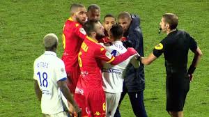 Dix ans après, le souvenir d'une soirée en enfer est tenace. Barreto Et Polomat Mis A Pied Par Auxerre Apres Leur Bagarre En Plein Match Eurosport