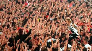 Früher, hör auf mit früher, ich will es nicht mehr hör'n, damals war es auch nicht anders mich kann das alles nichtstören. Doku Uber Die Toten Hosen Eine Punk Band Ist Brav Geworden Stern De